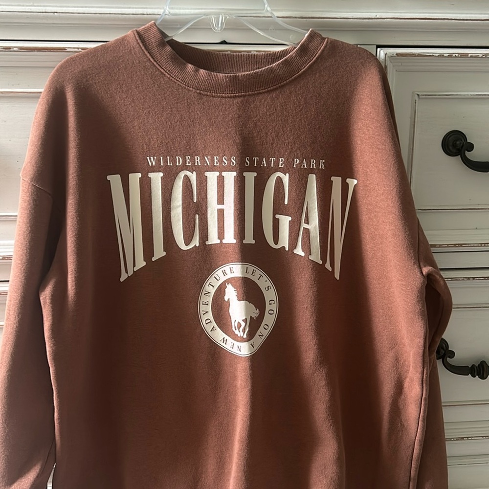 Women’s crew neck sweatshirt